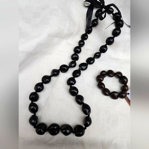 Hawaiian Necklace and Bracelet Made of Kukui Nuts - Picture 4 of 5